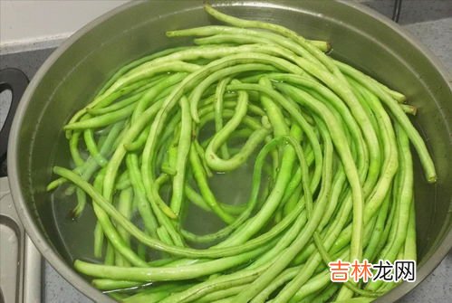 豇豆为什么要焯水,豇豆炒肉需要焯水吗 豇豆的营养价值如何