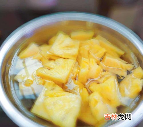 菠萝为什么要泡水后吃,菠萝为什么要用盐水泡过才能吃？