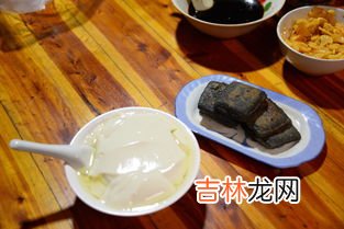 水豆腐可以冰冻吗,水豆腐不宜放在冰箱里，因为经过冷冻以后其水分被榨干，很硬口感不好。