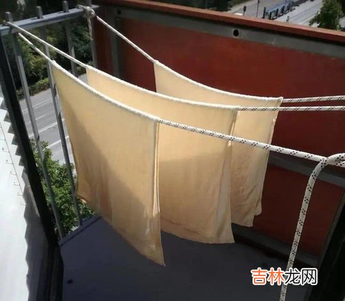雨水淋过的衣服晒干还能穿吗,被雨淋过的衣服要重新洗吗 雨淋过的衣服晾干还能穿吗