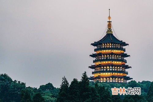 雷峰塔为什么叫雷峰塔,雷锋塔为什么叫雷锋塔？