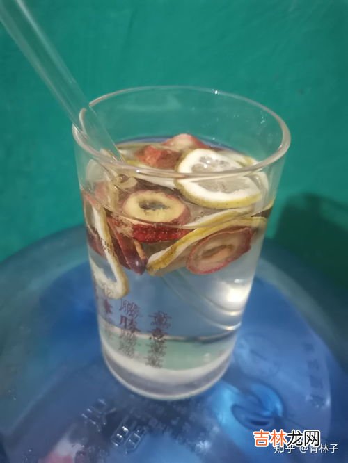 蜂蜜可以用冷水泡吗,蜂蜜用冷水冲还是用热水冲？