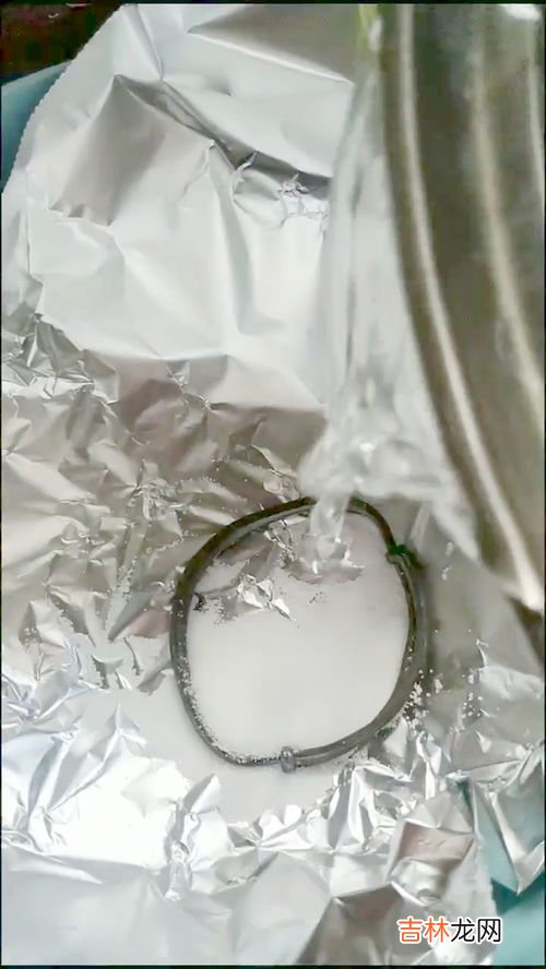 盐跟锡纸可以清洗手镯,清洗银手镯的方法 这三种方法都是可以的