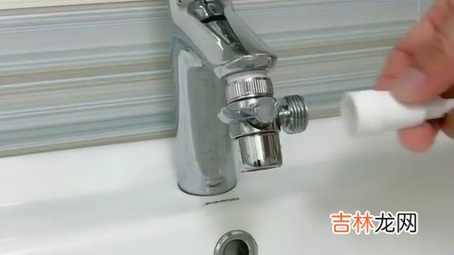 花洒能接水龙头吗,花洒本身自带龙头，下面还用再装一个出水龙头吗