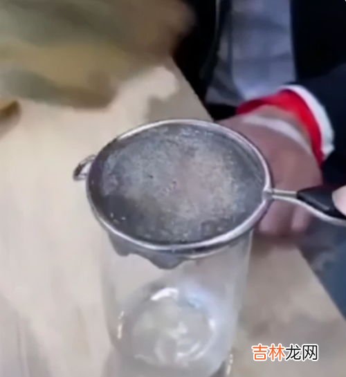 耗油变得像水一样是什么原因,蚝油变成水是不是坏了，还能不能吃，没过保质期