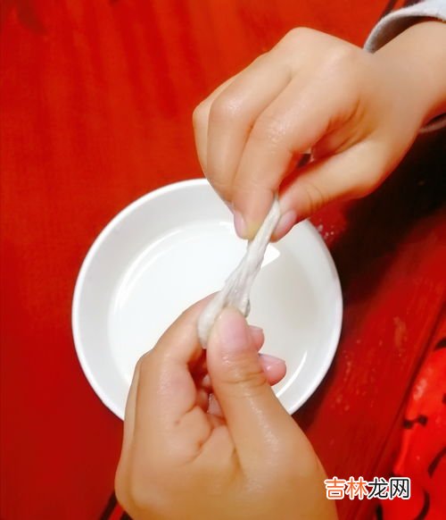 放了酵母为什么还要放泡打粉,为什么蒸包子加了酵母还要加泡打粉?酵母和泡打粉的区别