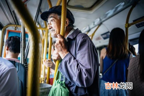 年轻人为什么会长老年斑,为何有的人明明还很年轻，但脸上却长了很多老年斑？