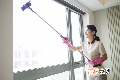 用什么擦玻璃可以又亮又干净,怎么样擦玻璃干净又亮生活妙招