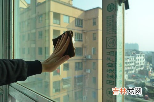 用什么擦玻璃可以又亮又干净,怎么样擦玻璃干净又亮生活妙招