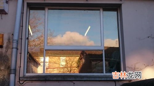 lowe玻璃从室外看不到室内吗,路易玻璃从外面贴玻璃能看见室内里面吗?