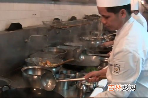 厨师为什么要翻锅,厨师炒菜时要抛翻菜是什么原因?