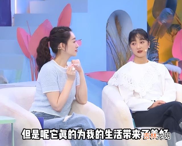 美甲 有种肤色叫李小冉是“冷白皮”，明明手指甲没美甲，却像涂了