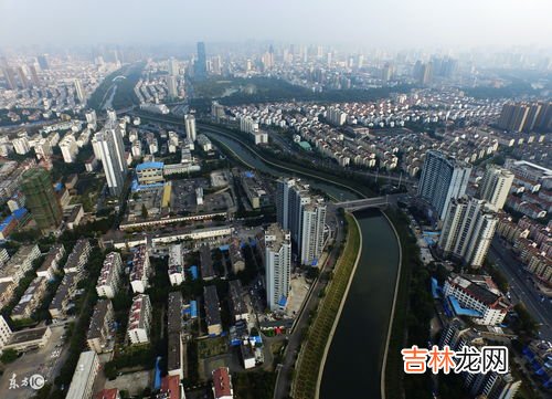 苏堤位于哪个城市,西湖上有一条堤坝是以苏轼的姓名命名的叫什么?