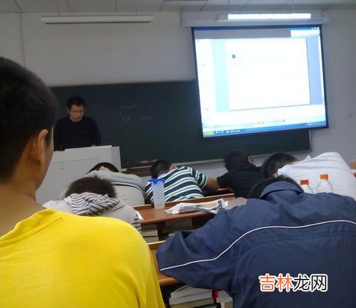 上大学带被子吗,刚上大学是自己带被子还是学校统一买被子?