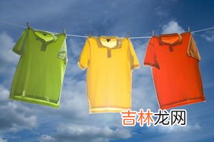 旧衣服怎么洗颜色鲜艳,洗涤服装的时候,穿旧发黄的衣服变鲜亮有哪些技巧?