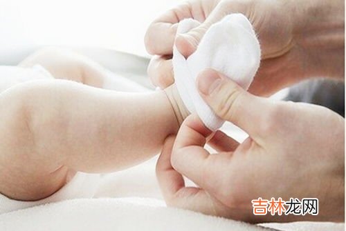 袜子穿久了脚发痒,为什么穿了袜子时,脚婉那里被袜子勒了后会很痒?这种情况应该怎么避免,出现这种状况该怎么处理?