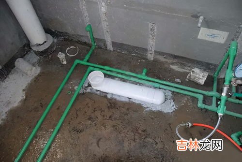 厕所马桶堵了水下不去怎么办,马桶堵了水满了下不去怎么解决