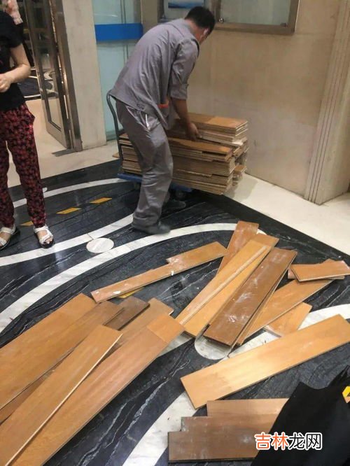 木地板被水泡了怎么补救,木地板泡水了怎么办