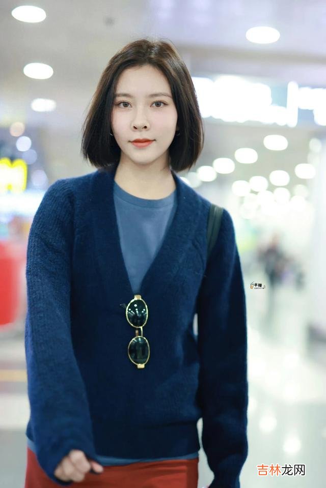 宋妍霏 宋妍霏剪短发后颜值爆表！红色小短裙搭蓝色针织，英气逼人很加分