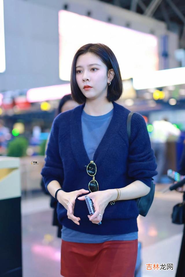 宋妍霏 宋妍霏剪短发后颜值爆表！红色小短裙搭蓝色针织，英气逼人很加分