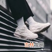 怎么晾晒小白鞋,小白鞋洗了怎么晒 小白鞋洗了如何晒