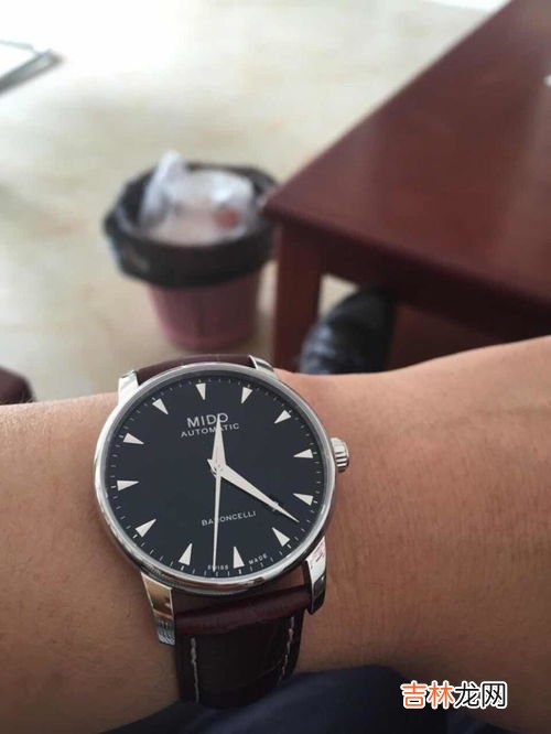 黑白表盘哪个适合男士,男生手表黑色表盘和白色表盘哪个好看些?黑色表盘和白色表盘给人什么样的感觉