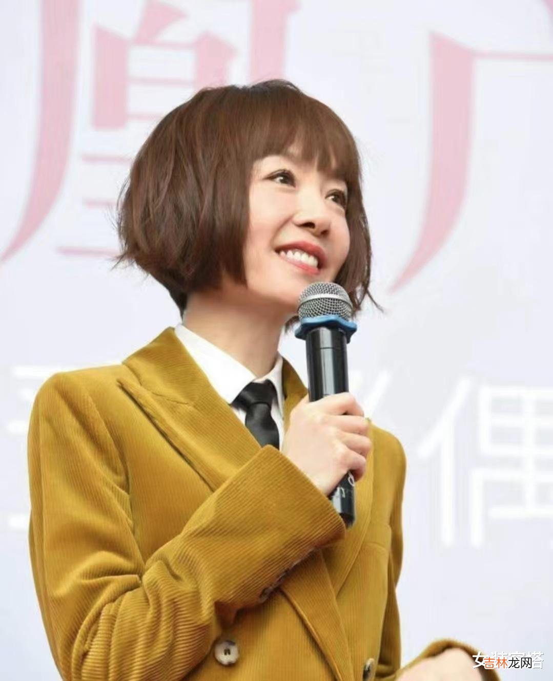 发型 不建议中年女人留的5种发型，听着洋气，实际上显老土气，很油腻