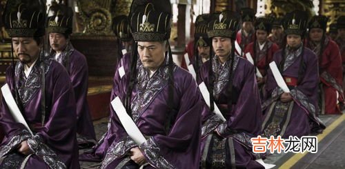 大臣手里拿的板子叫什么,大臣们上朝的时候，为何手上都拿有一块小木板“笏”？