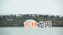 西湖什么时候人少,十一国庆准备去西湖，不知道那时候人可多？ 请问每年什么时候去西湖比较适宜 ，最好是人不多！