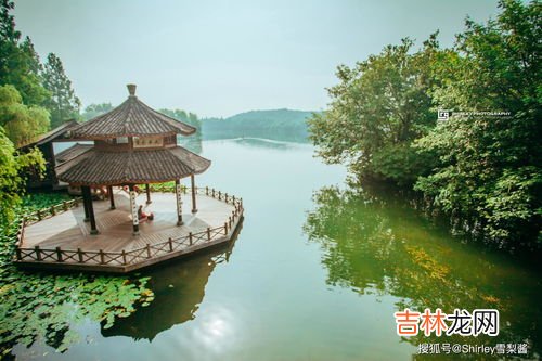 西湖什么时候人少,十一国庆准备去西湖，不知道那时候人可多？ 请问每年什么时候去西湖比较适宜 ，最好是人不多！