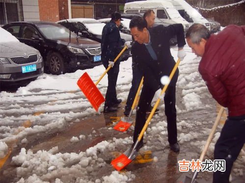 冬天用什么扫车上的雪,冬天汽车除雪的方法有哪些