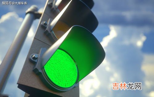圆形红灯可以左转吗,圆形红灯可以右转吗