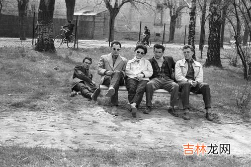 20世纪70年代美国的经济,20世纪七八十年代，美国经济发展的特点和原因是什么