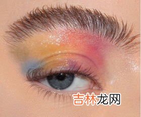 假睫毛贴在真睫毛上面还是下面,假睫毛贴在真睫毛上面还是下面 假睫毛的正确贴法