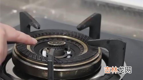 燃气灶打着火燃一会就熄灭了,为什么燃气灶燃烧一会就自动熄火？