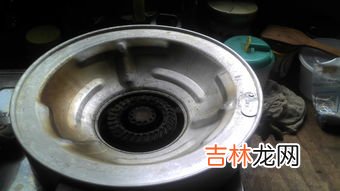 煤气灶烧锅底有黑灰怎么回事,煤气灶烧锅底有黑灰怎么回事,煤气灶锅底黑灰是什么问题