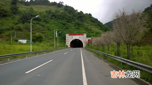 昆磨高速27公里长下坡在哪里,27公里长下坡是去景洪方向还是上昆明方向?