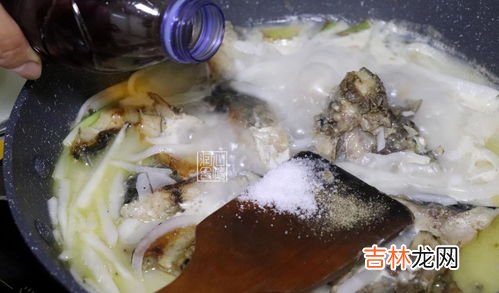 鲫鱼汤放冷水还是开水,鲫鱼汤用热水还是冷水