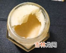 蜂蜜上白色泡沫能吃吗,蜂蜜上飘了一层白色的东西,是坏了吗?还能吃吗?