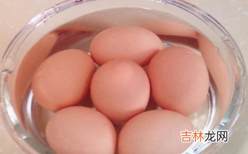 凉水冲鸡蛋的原理,把刚煮熟的鸡蛋放入冷水中泡一下，可让熟鸡蛋易剥下鸡蛋壳，为什么?