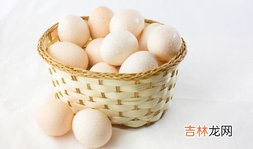 凉水冲鸡蛋的原理,把刚煮熟的鸡蛋放入冷水中泡一下，可让熟鸡蛋易剥下鸡蛋壳，为什么?