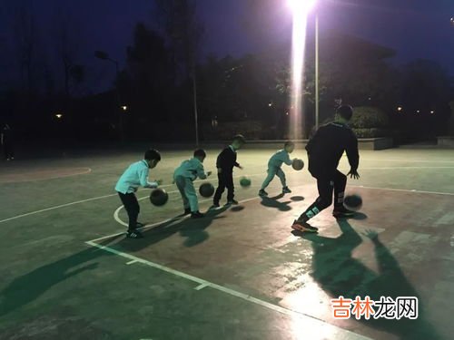 打篮球运球正确姿势,篮球运球技术动作要领