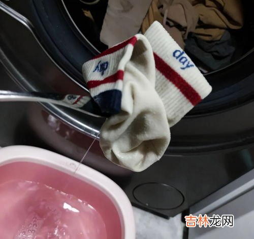 袜子可以跟衣服一起扔洗衣机吗,袜子可以跟衣服一起扔洗衣机吗