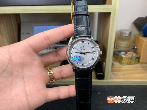 白色手表适合男生戴么,男生适合戴全白色手表吗?