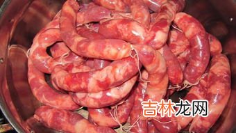 下雨天香肠放在屋檐下可以吗,香肠就晒了两天太阳就下雨,放在外面的屋檐下会坏吗