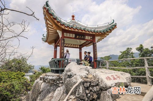 卧佛头朝正北脚朝正南 卧佛含丹在肇庆哪个位置,广东省肇庆市七星岩仙女湖畔有一座长达1 000多米的天然石山酷似一尊卧佛。每年