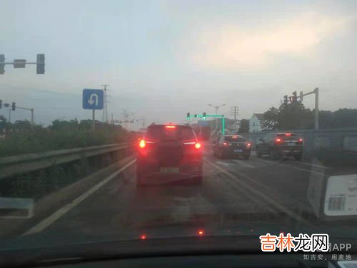 没有红绿灯的十字路口怎么让行,没有红绿灯的十字路口哪个车先行