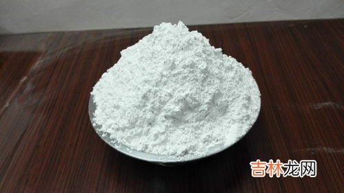 脆柿子表面白灰是石灰粉吗,柿饼上面的白色的粉末是什么啊？我怎么听有人说是石灰来的啊？