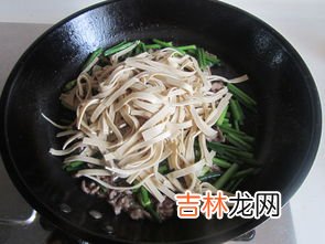 韭菜炒牛肉能炒在一起吃吗,韭菜牛肉可以一起吃吗？