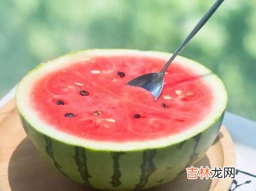 西瓜冻了化开还能吃吗,西瓜冷冻后解冻变软还能吃吗